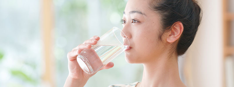 酵素ドリンクを飲むイメージ